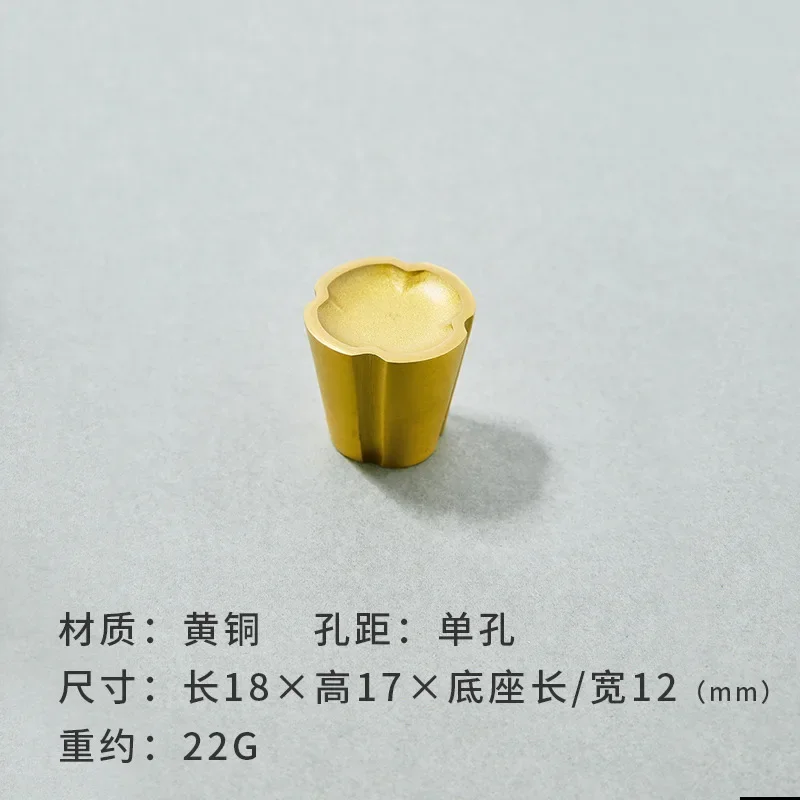 

Латунная ручка для шкафа