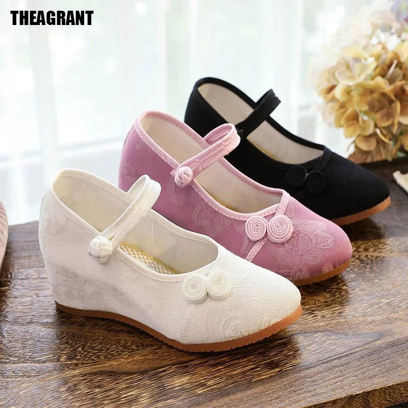 

Туфли-лодочки женские на танкетке с вышивкой и ремешком на щиколотке