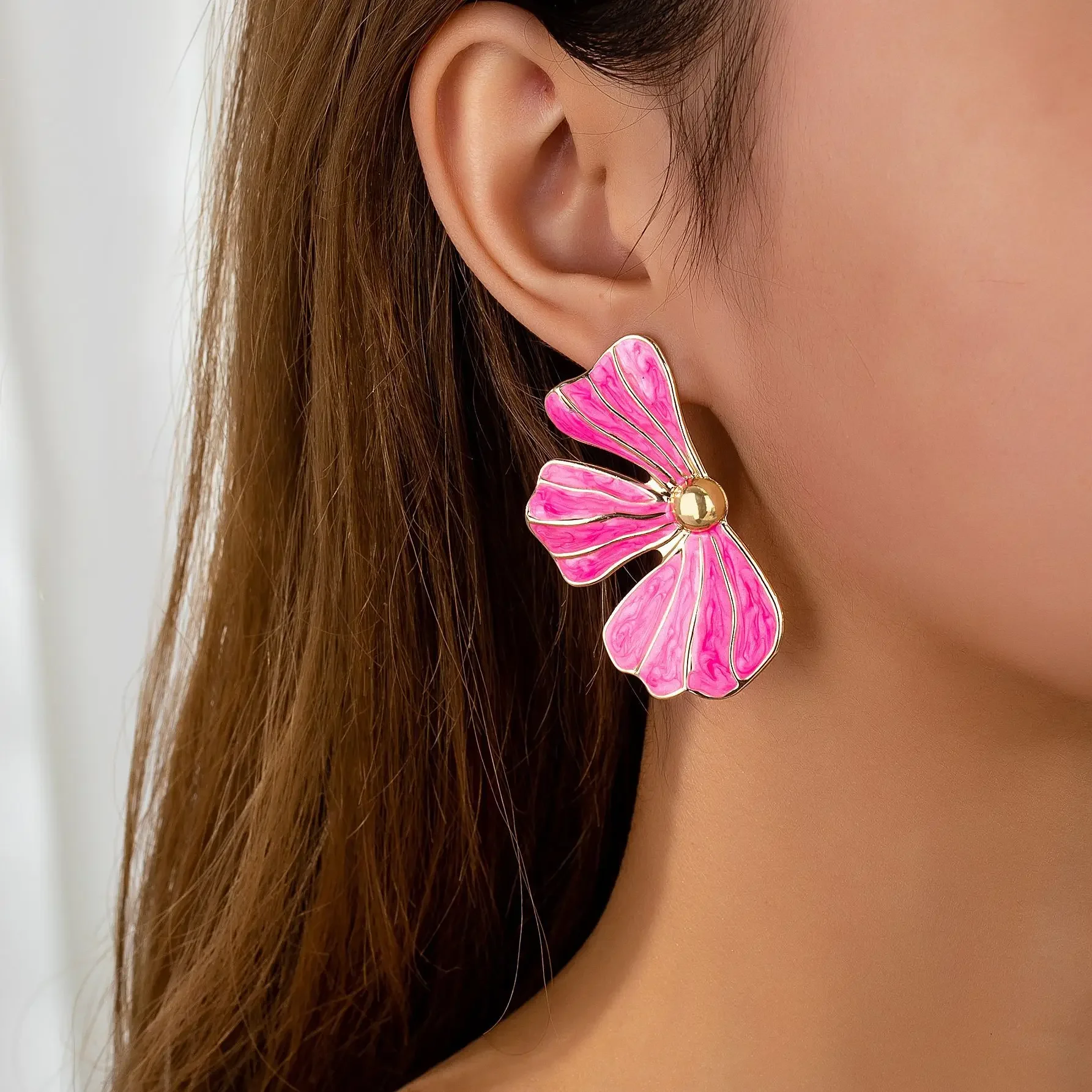 Женские серьги-гвоздики из эмалированного сплава с цветами