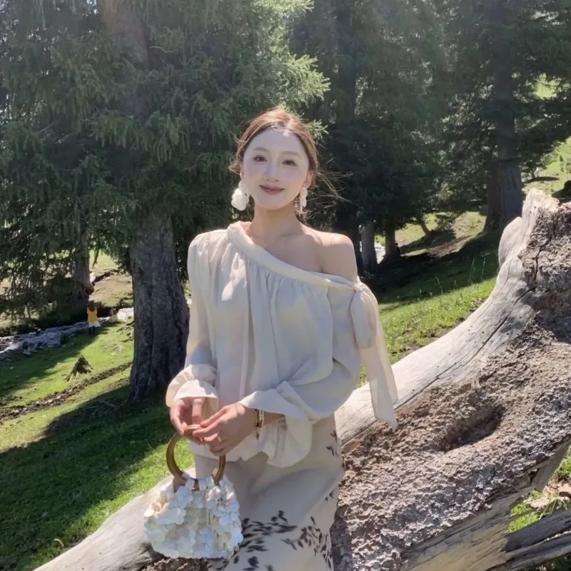 フレンチスタイルのトップファッション、ハイエンドでシックな美しいワンラインシャツ、斜め肩トップス（女性用）