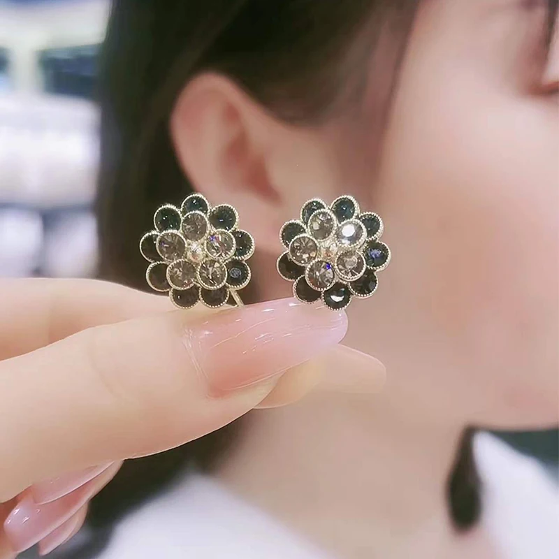 

Korea Fashion Retro Round Rhinestone Flower Stud Earrings Ladies Elegant Versatile Exquisite Crystal Gift Jewelry for Friends