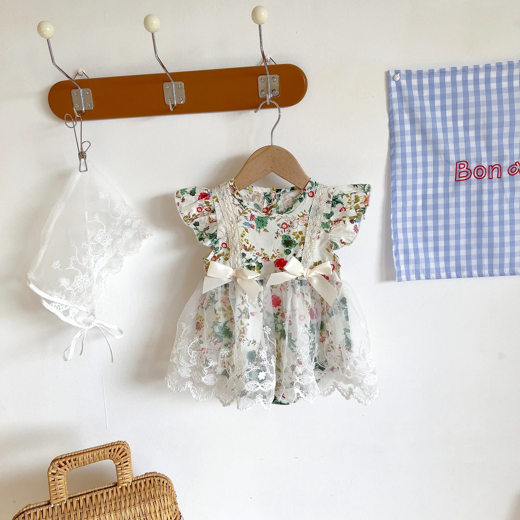 

Baby Flying Sleeve Romper Girls Flower Lace Sweet Style Mesh Tutu Dress Newborn Princess Jumpsuit + Lace Hat Clothing Set
