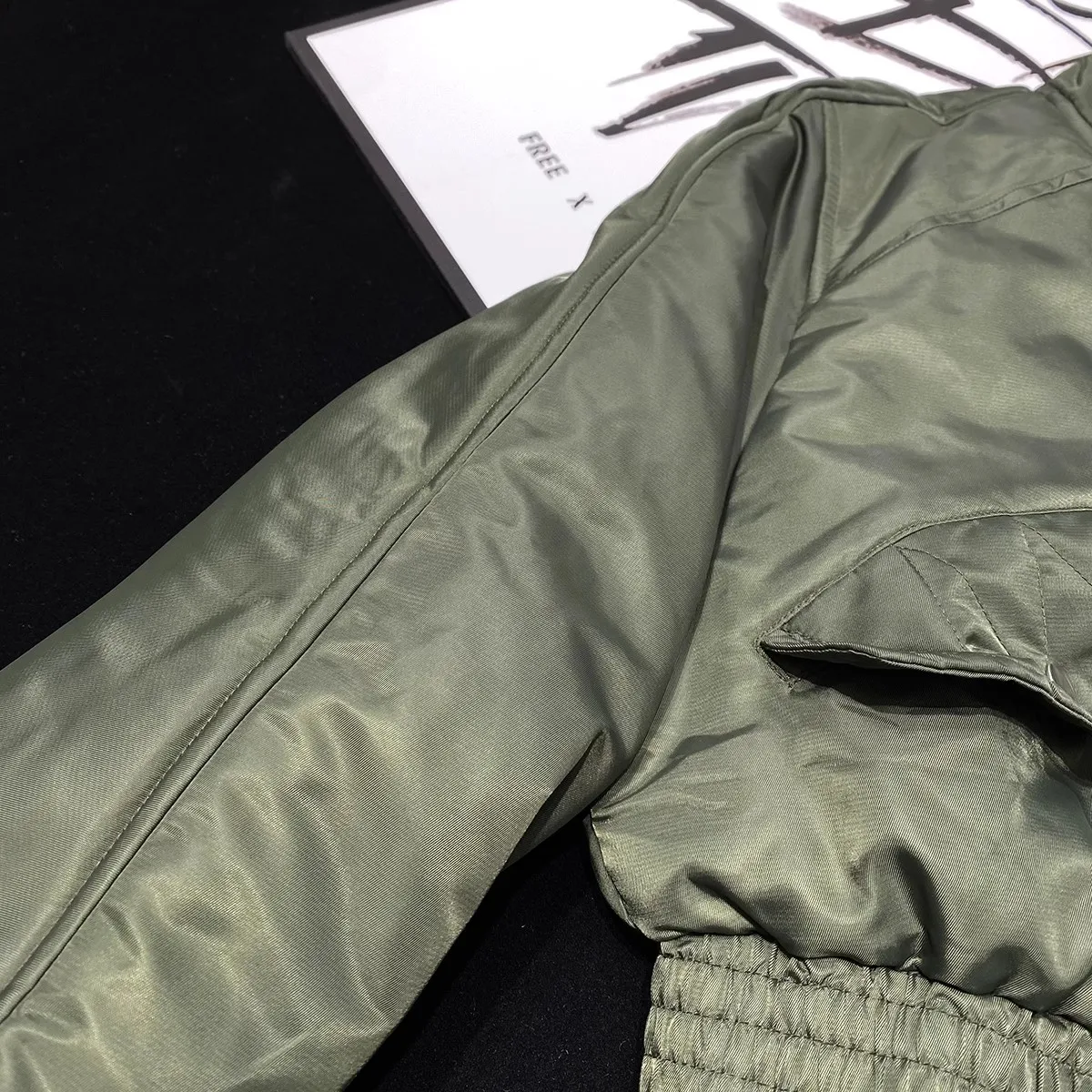 Женская короткая куртка-бомбер на молнии с длинным рукавом