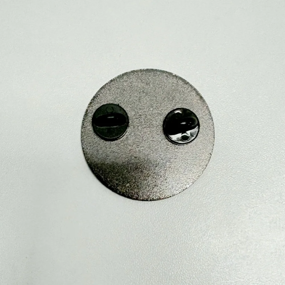 Брошь с логотипом Shaman