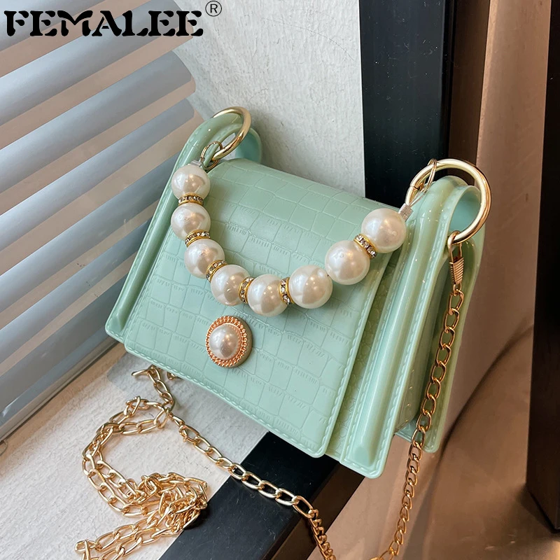 

Мини-сумка женская трапециевидная с узором под крокодила и жемчугом