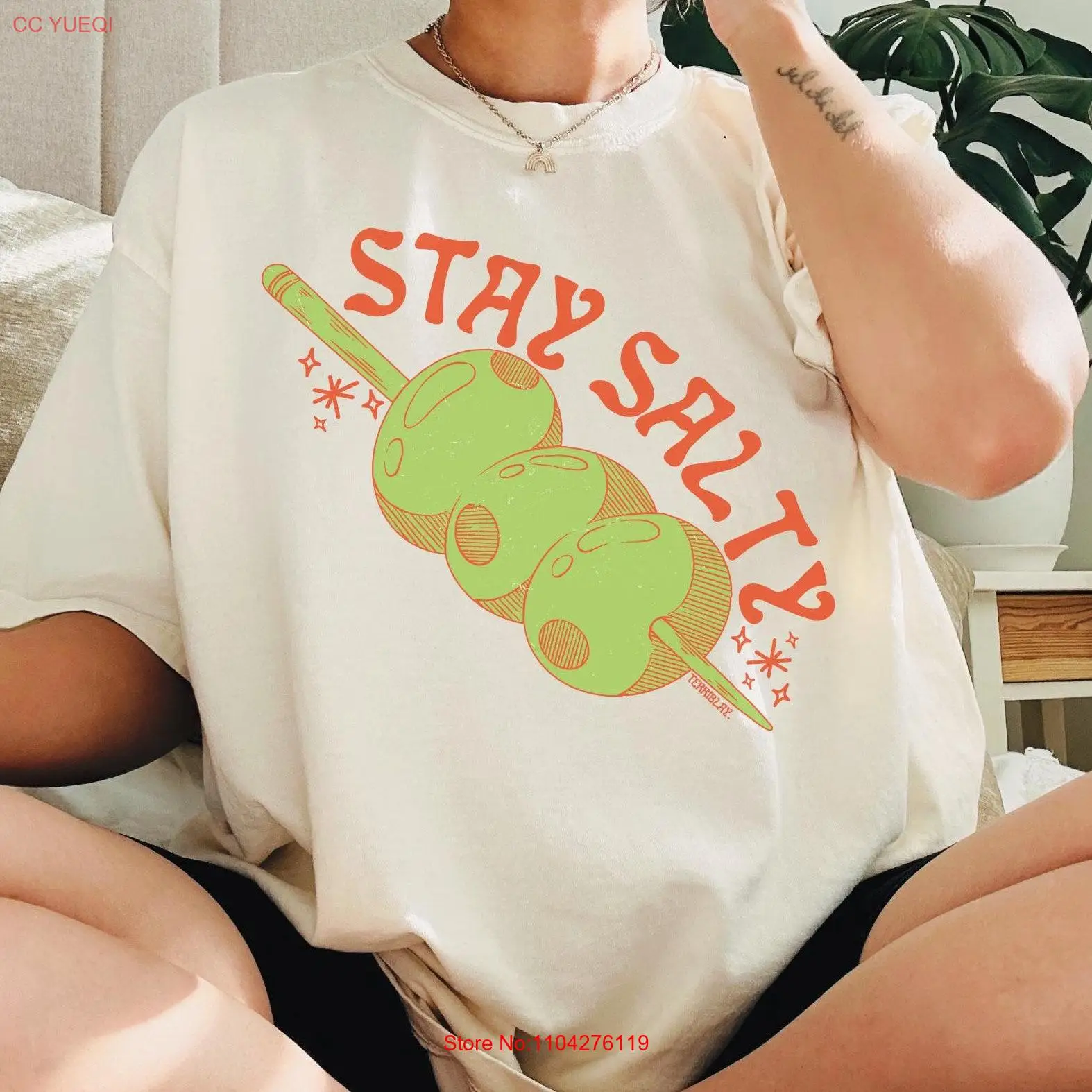 Комфортная цветная футболка Stay Salty Olive 90-х годов крутая модная грязная мартини