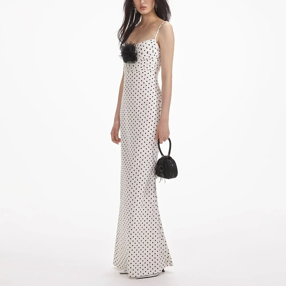 Женское длинное вечернее платье в горошек без рукавов