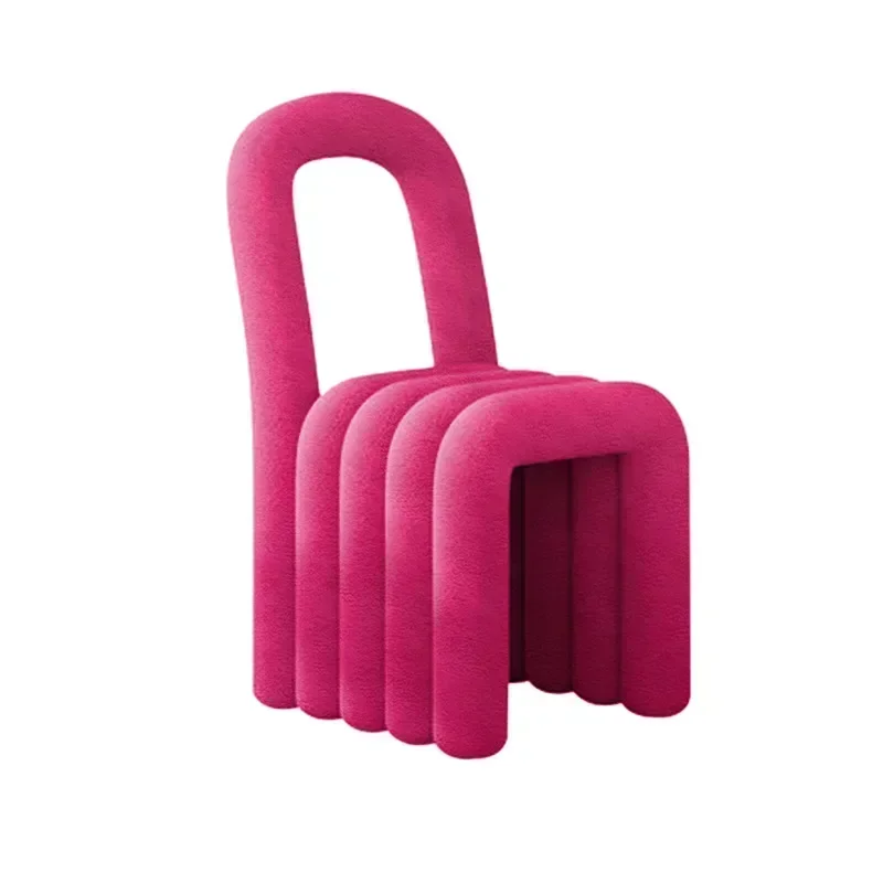 Стул в скандинавском стиле