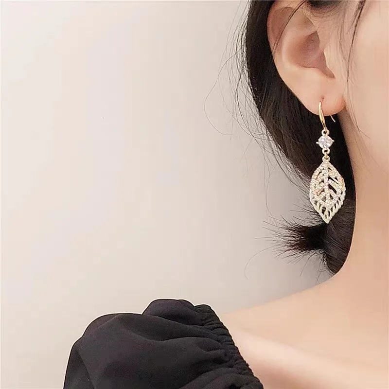 

New Style, Stylish, Retro Leaf Earrings, Korean Internet Celebrities, Advanced Feelings, Elegant Super Immortal Earrings.