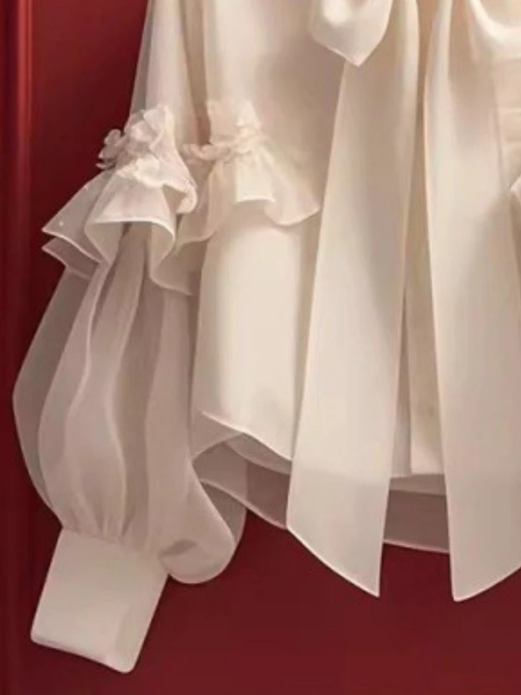 Женская блузка с бантом рукавами-фонариками и оборками