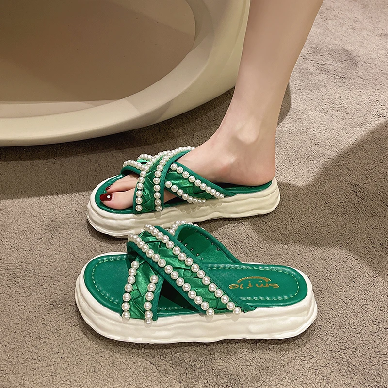 

Тапки женские на платформе средней высоты, повседневные Мягкие Шлепанцы с бусинами, из ПУ кожи, роскошная обувь на плоской подошве, резина, л...