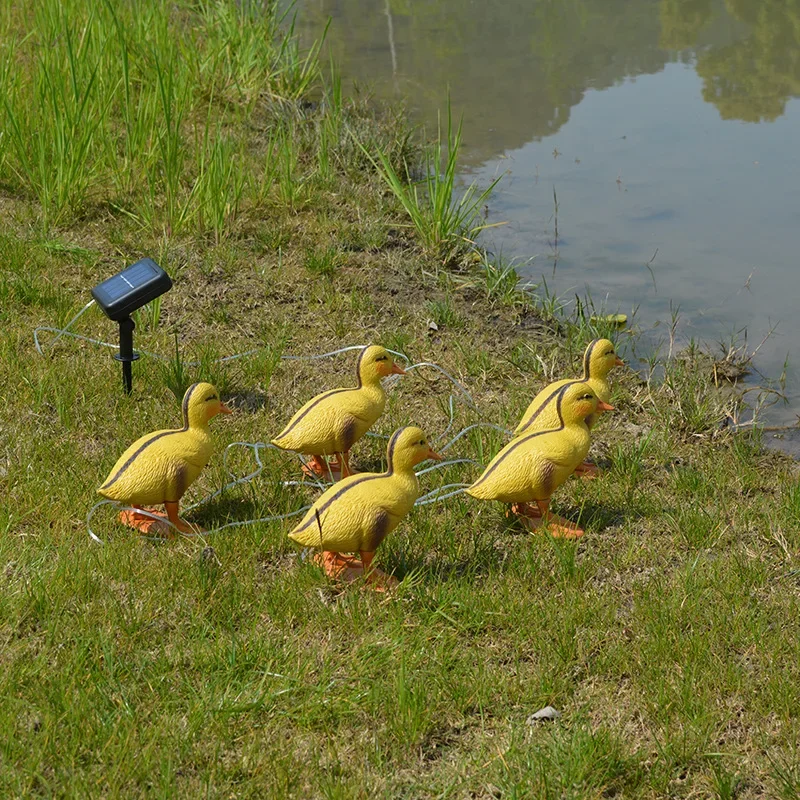 Маленькая желтая утка с одним сопротивлением пять солнечных утенков уличная