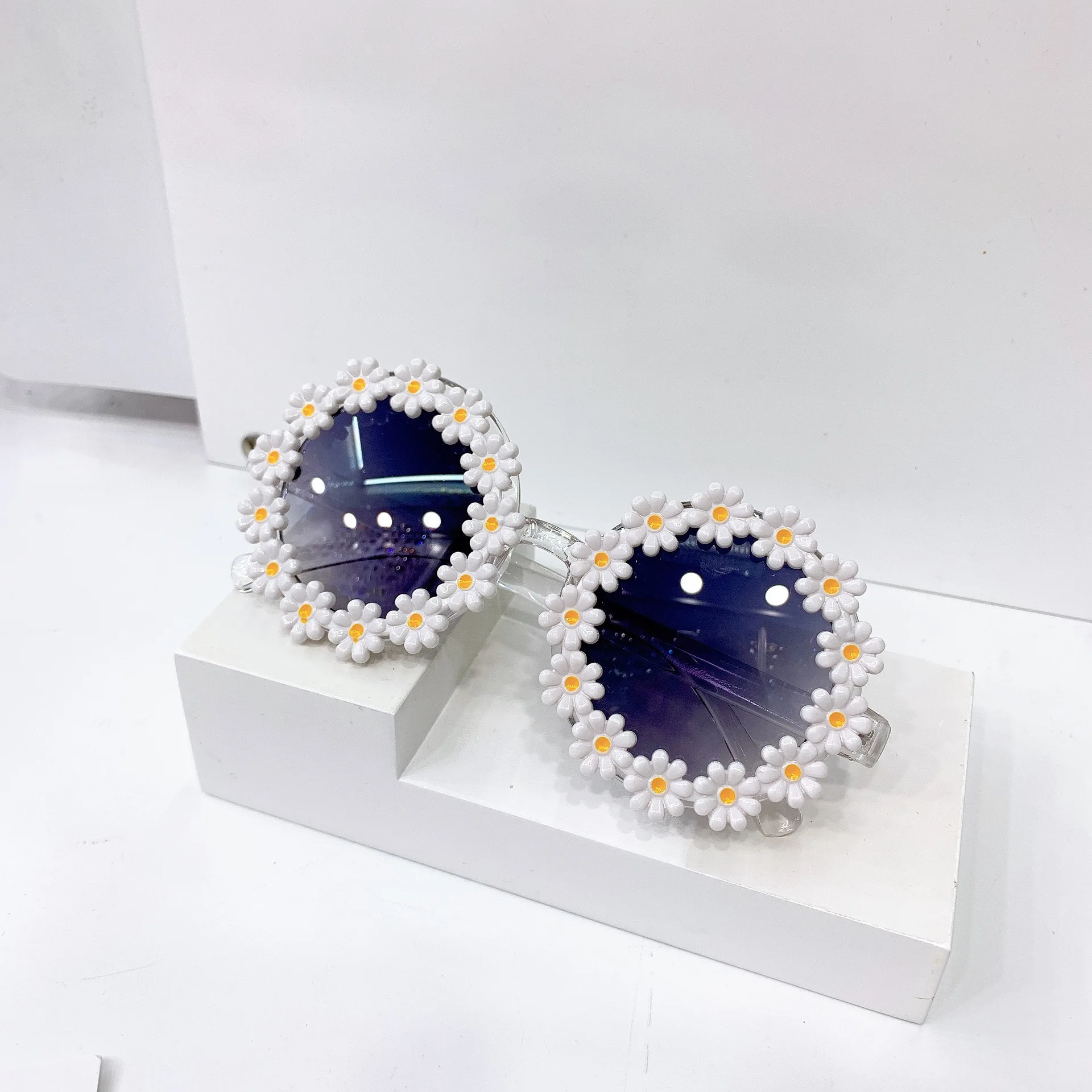 

Trend Travel Street Fashion Women Sunglasses Vintage Daisy Flower Party Glasses Roumd Female Eyeglasses Big Frame Eyewear n185