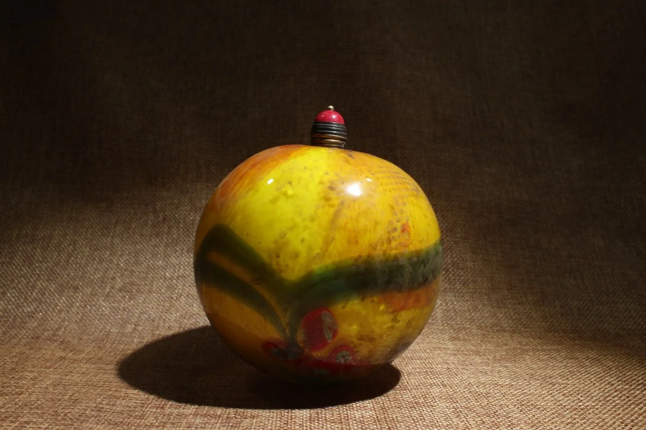 

Exquisite antique glazed colored spherical snuff bottle ornament
