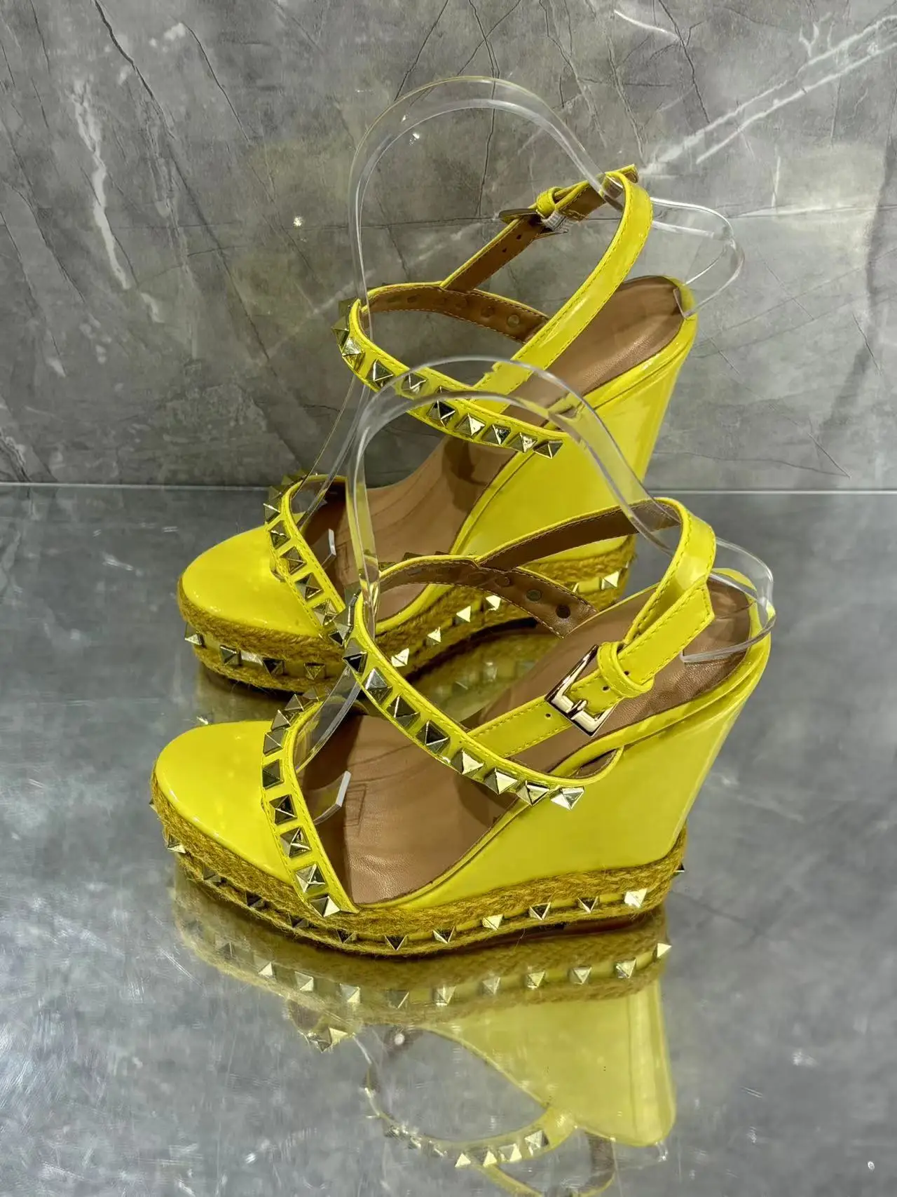 Босоножки Yelllow женские кожаные с золотыми заклепками модные сандалии на танкетке