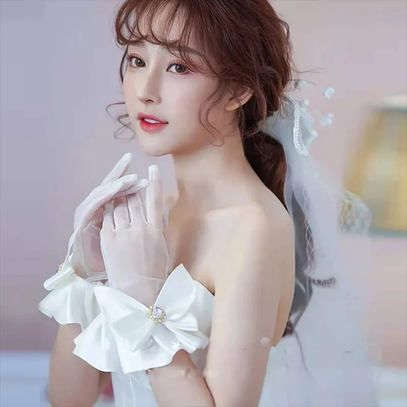 

Bridal Gloves with Diamond Butterfly Wedding Ceremony White Satin Mesh Fabric Glove Ruffle Edge Short Vintage Sweet Accessories