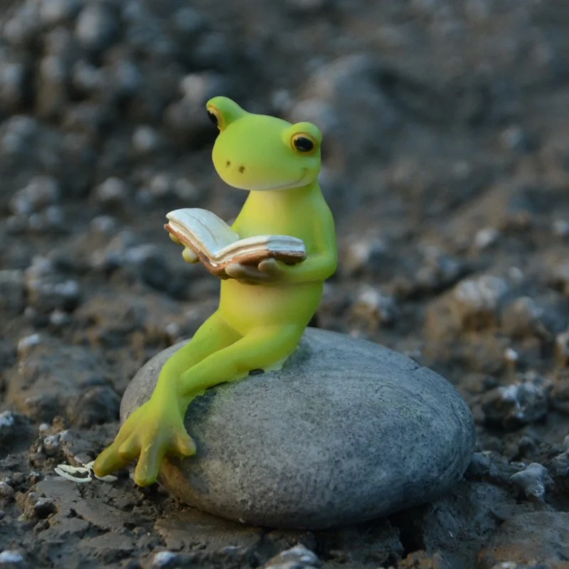 

Collection Figurines Miniature Fairy Garden Decoration Terrarium Frog Reading on Stone Statue Sculpture Home Desk Decor Ornament
