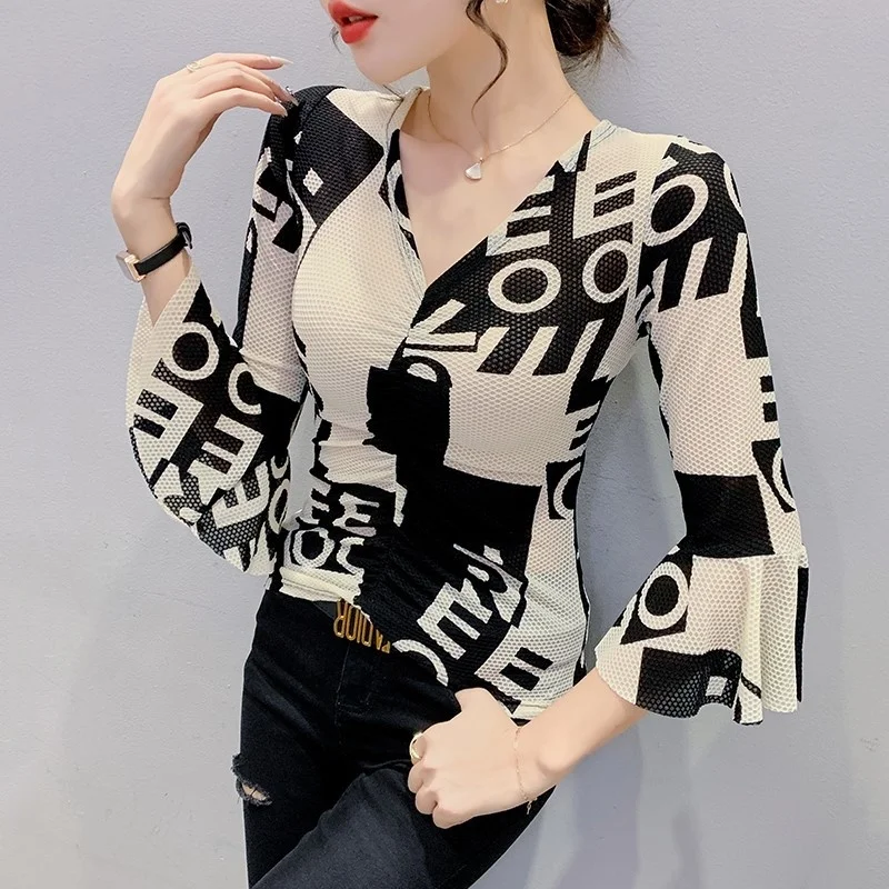 Женская футболка с V-образным вырезом и рукавом-бабочкой