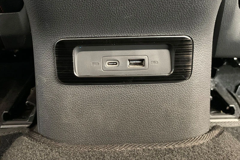 

Автомобильный задний выход USB зарядное устройство отделка крышка рамка наклейка хромированные молдинги интерьерные части для Skoda Octavia Pro A8 2021 2022
