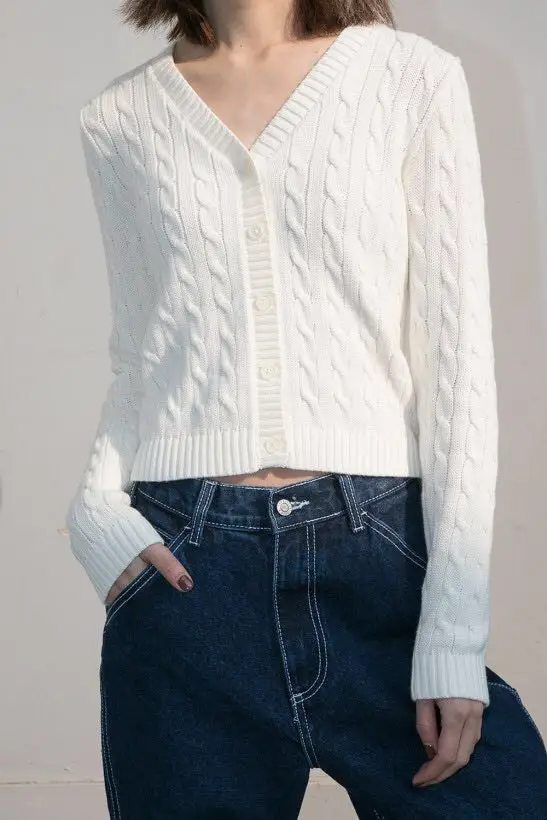 Женский кардиган на пуговицах с V-образным вырезом |