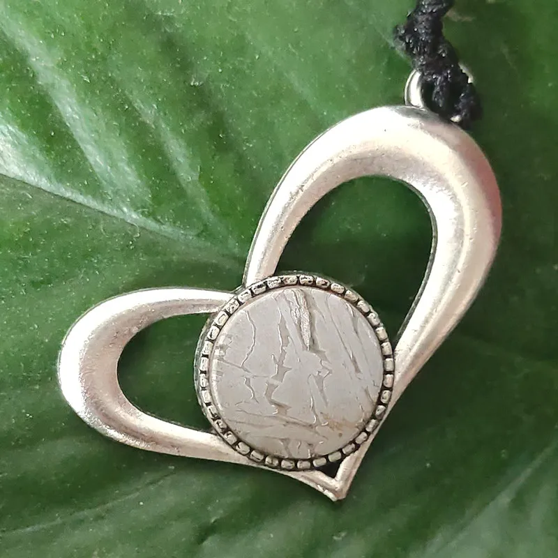 Подвеска из натурального железа с подвеской в виде метеорита