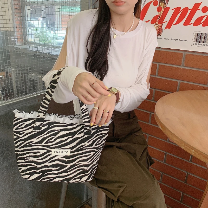 

2023 New Style Canvas Lace Women's Bag Fashion Simple Large Capacity Handbag Elegant Ladies Retro Plaid Buckle Shoulder Bag