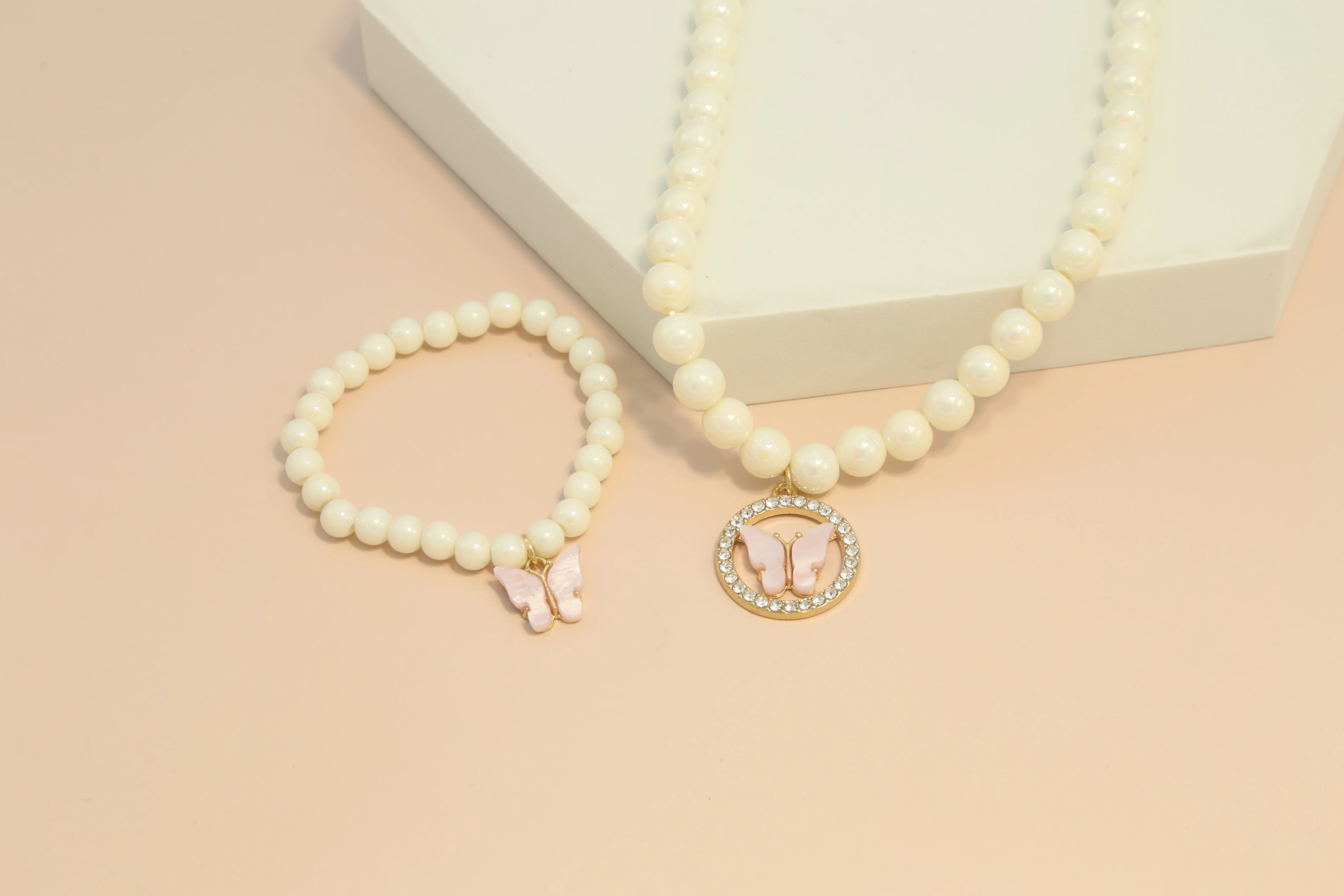 

Комплект ювелирных украшений с подвеской-бабочкой, браслет с бусинами, ожерелье с розовыми и белыми бусинами