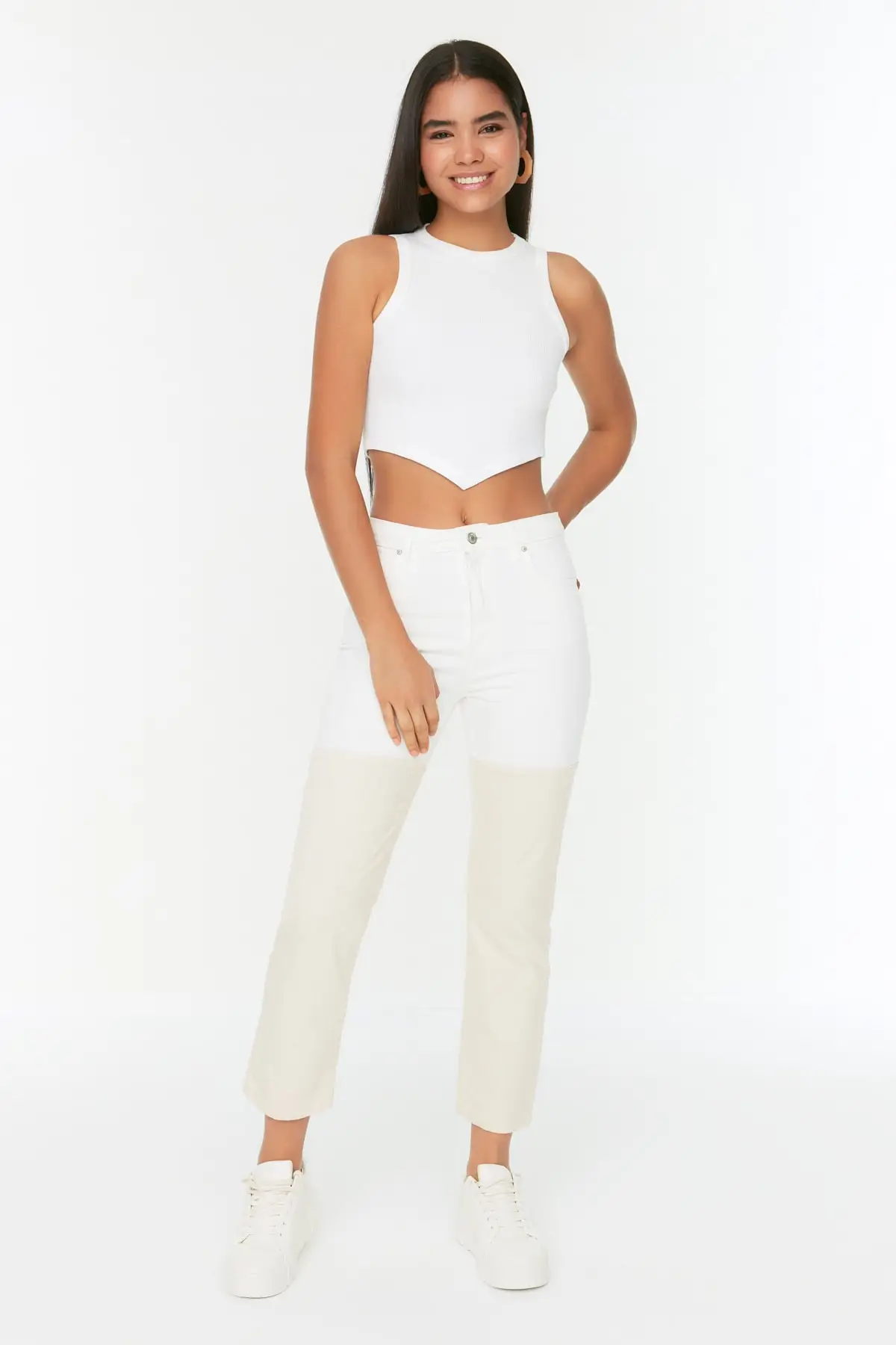 

Женские джинсы белые прямые полной длины с высокой талией и пуговицами