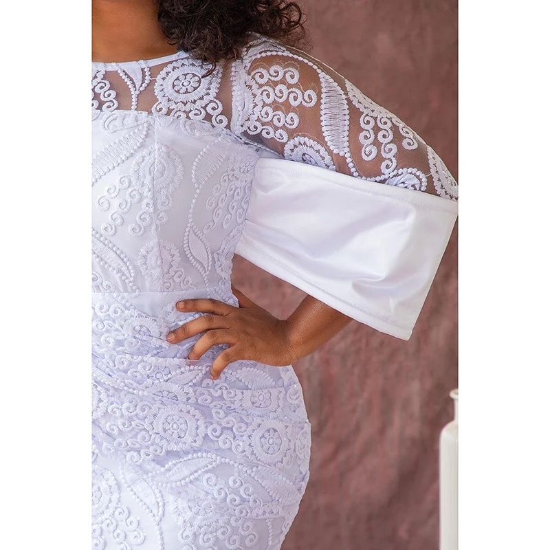 Женское кружевное платье белого цвета