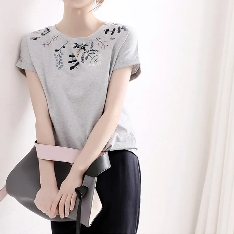 

2022 summer new women's delicate embroidery fresh sweet loose and comfortable t-shirt korean Regular Tees Tops