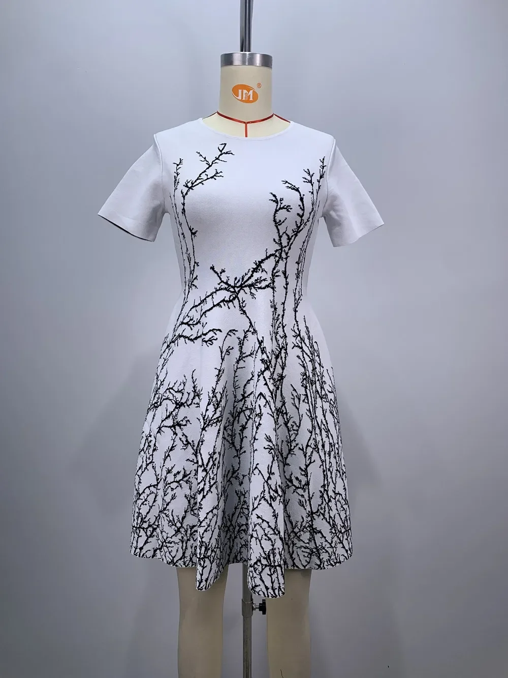 Новинка осени 2024 модное белое трикотажное платье с коротким рукавом и круглым