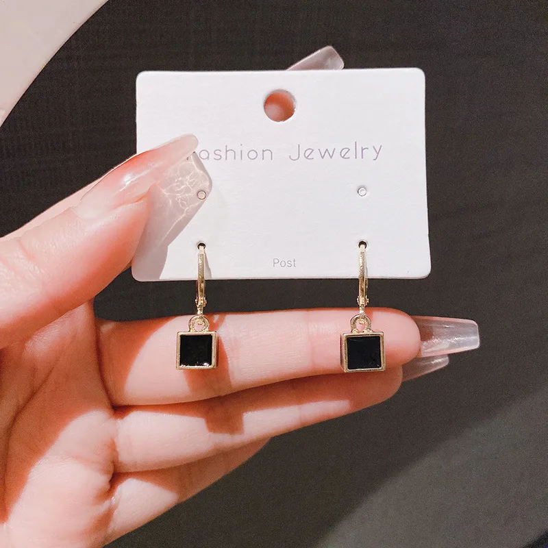 2024 Новое поступление темпераментные черные эмалевые квадратные Висячие серьги