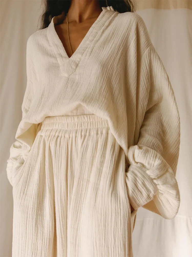 

Костюм брючный женский из блузки с V-образным вырезом и широких брюк