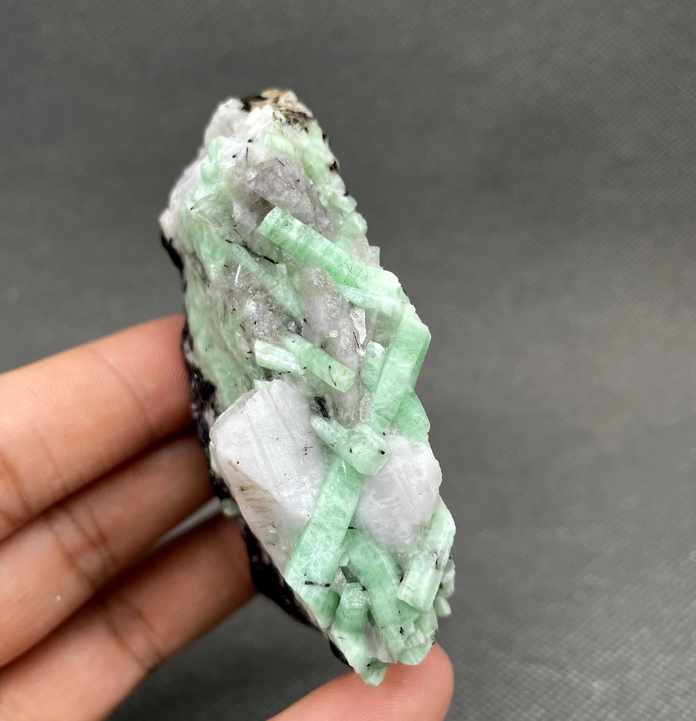 

Лучше всего! Натуральные Редкие зеленые изумруды 143 г, искусственные камни и кристаллы, кварцевые кристаллы из Китая