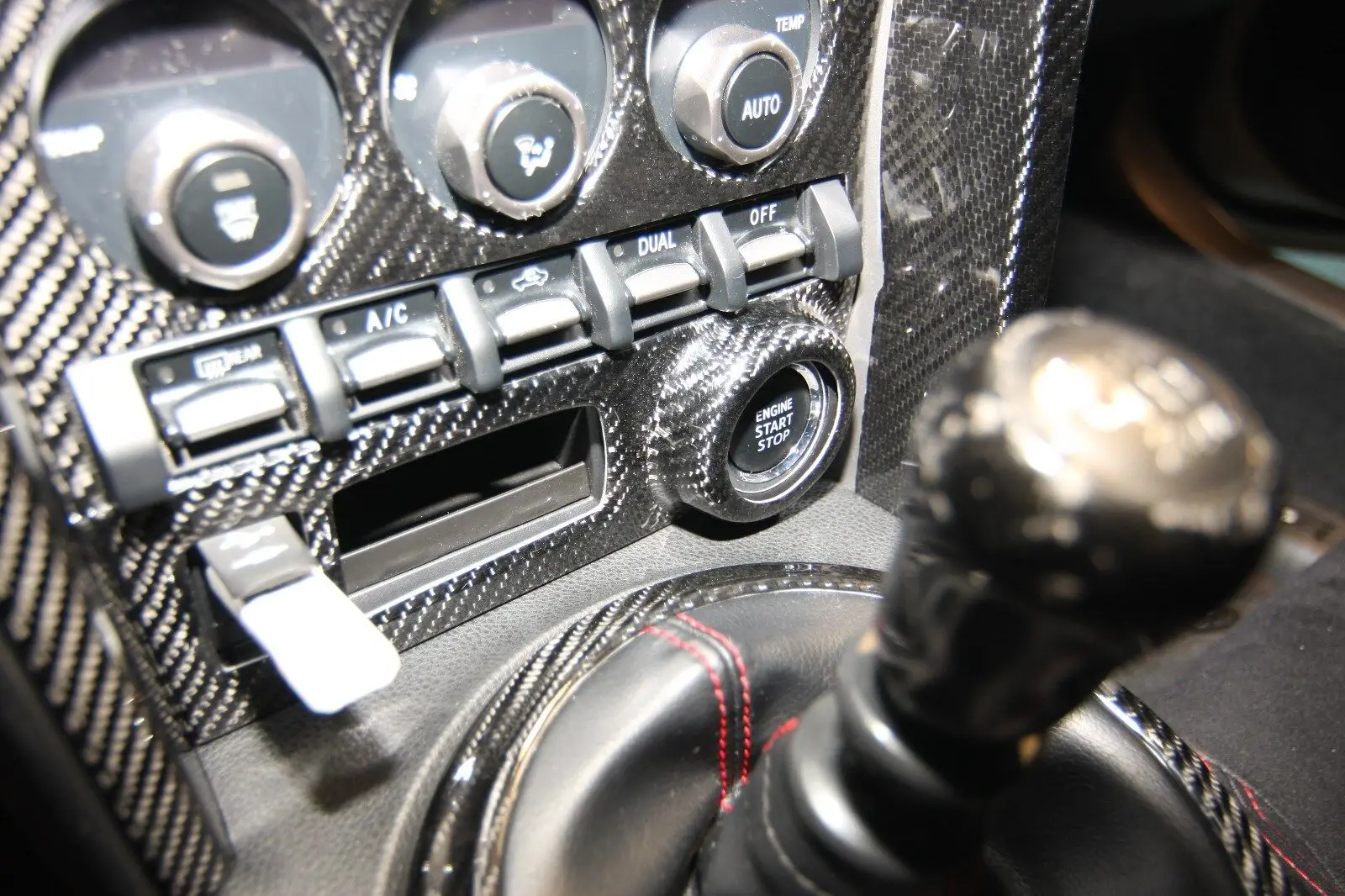 Внутренняя панель из сухого углеродного волокна LHD для запуска двигателя