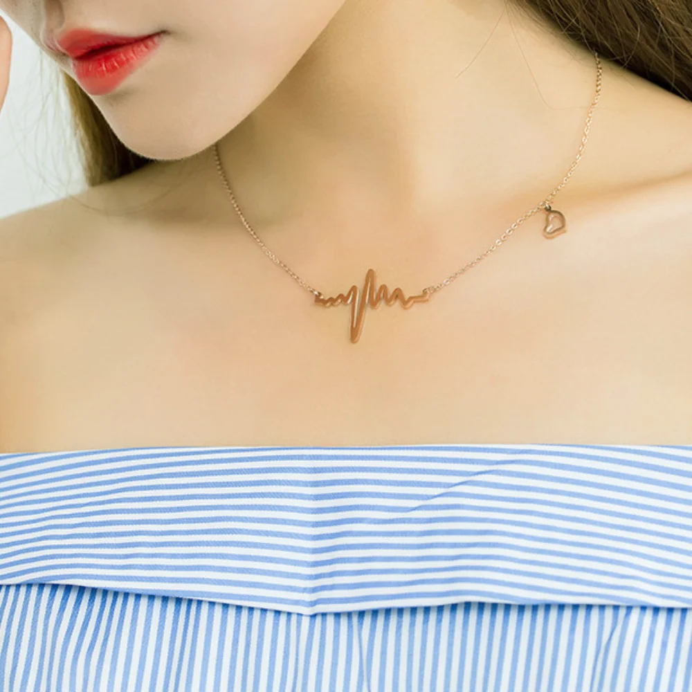 

Vintage Tiny Heart Necklace for Women Short Chain Heart Pendant Necklace Gifts for Girl Friend Ethnic Bohemian Choker Necklace