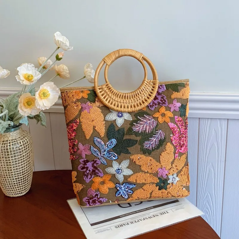 Женская большая сумка с бусинами и цветком круглая ручная плетеная