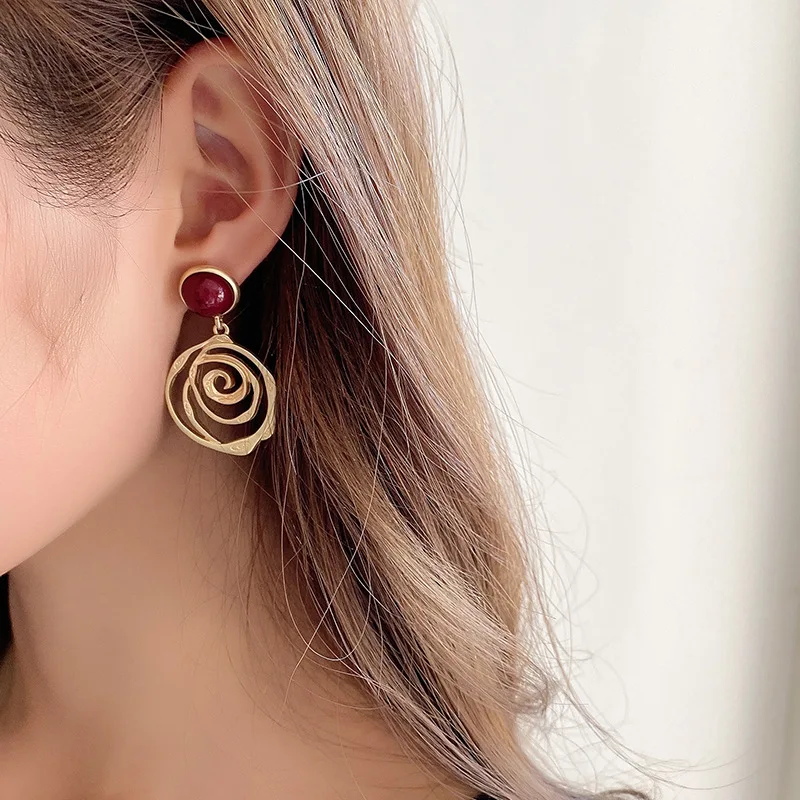 

Metal Vintage Rose Blossom Hollow Geometric Earrings for Women for Birthday Gift for Wedding for Party Fashion Jewelry