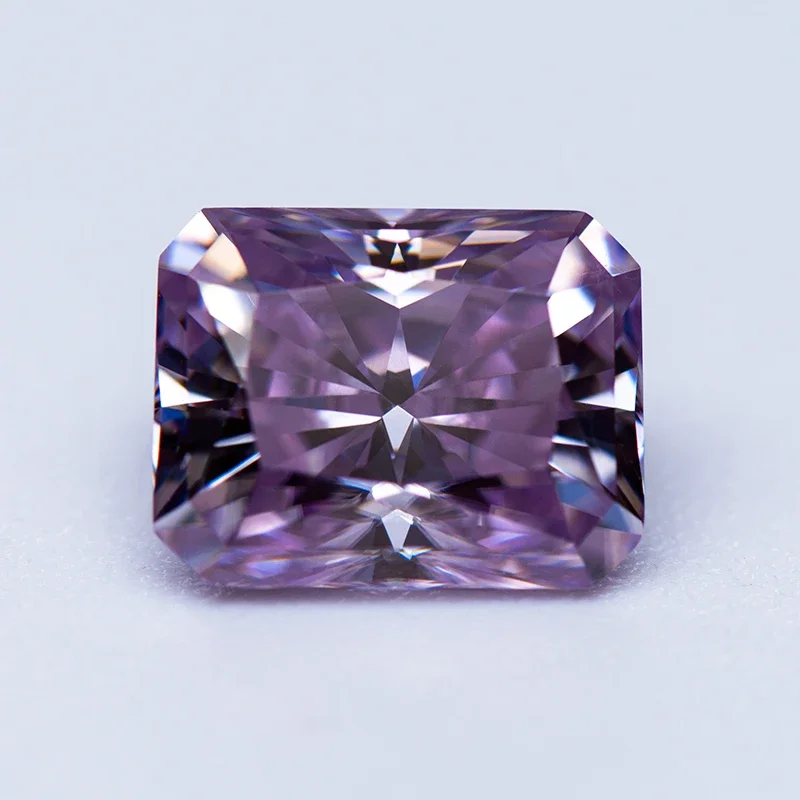 Муассанит камень сияющей огранки светло-фиолетовый цвет выращенный в