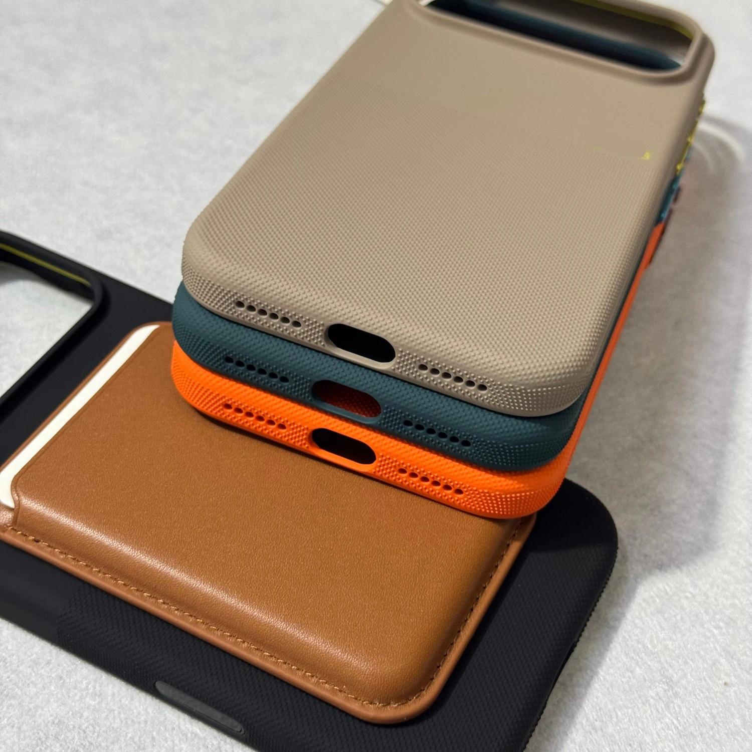 Фото Новый официальный чехол с круговыми точками для MagSafe, прочный, для iPhone 17 Pro Max, с магнитной беспроводной зарядкой и управлением камерой №5
