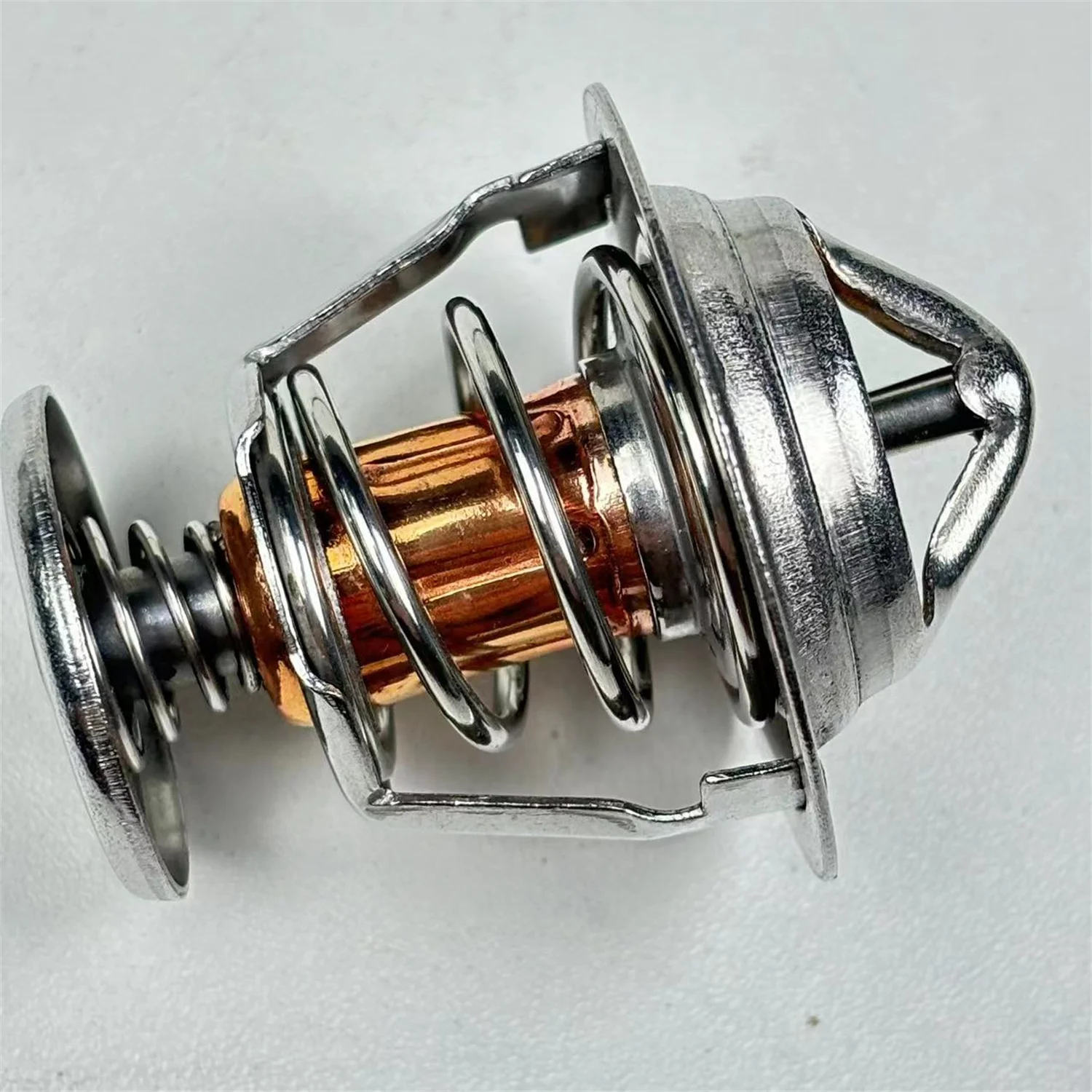 Термостат 129155-49801 для двигателя John Deere 3046R 3320 3520 3720 4105 4200