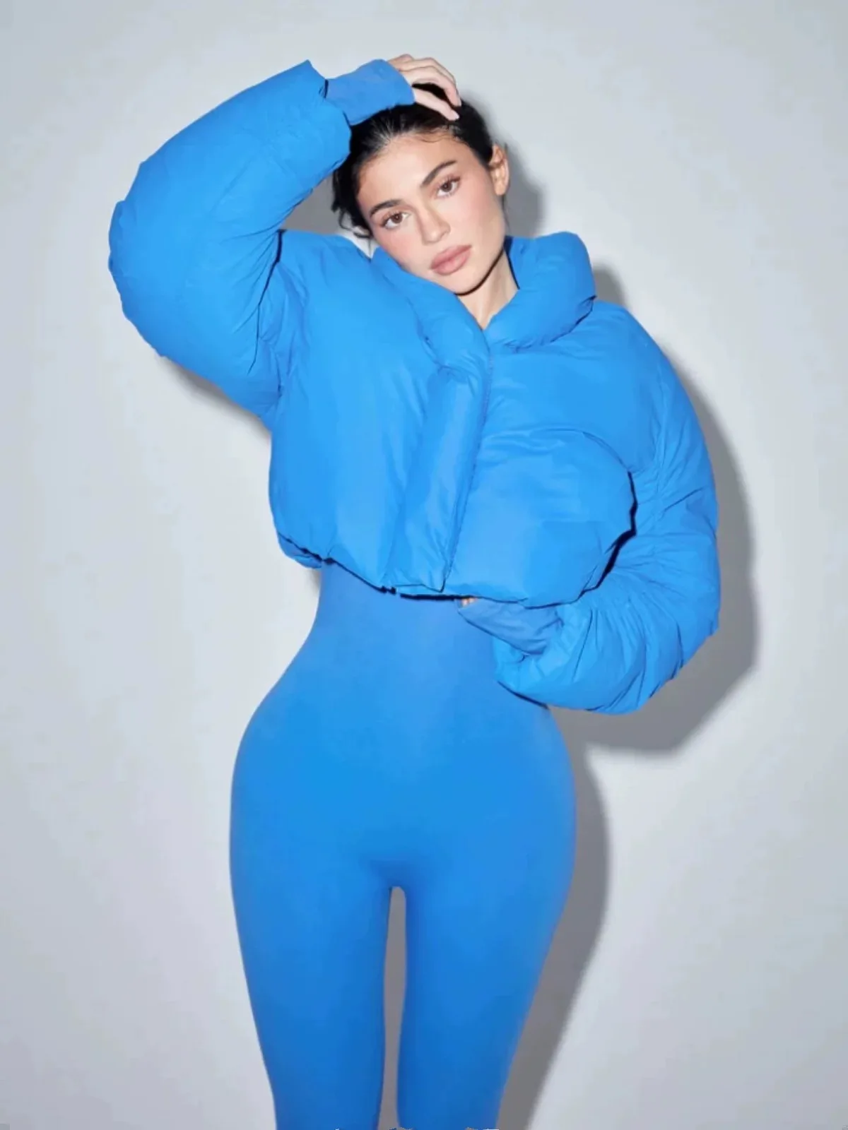 Синяя короткая хлопковая куртка kyliy khy с бежевым плотным пальто стройнит и