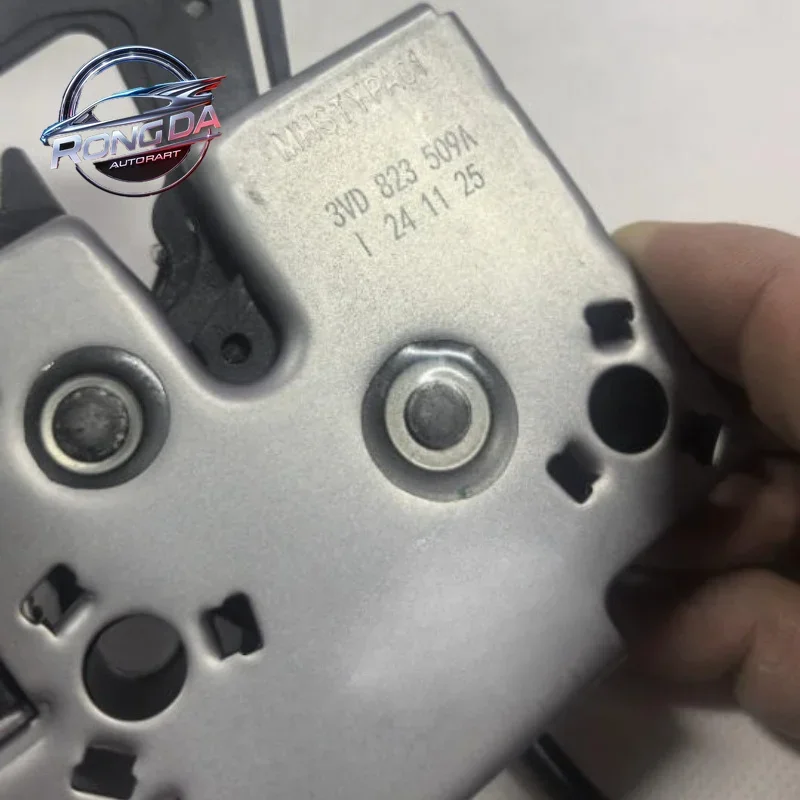 Фото Новый замок нижней крышки капота двигателя 3VD823509A для Skoda Superb, Polo, Skymark, Kodiaq, Korak (3V0823509B, 3V0823509C) №2
