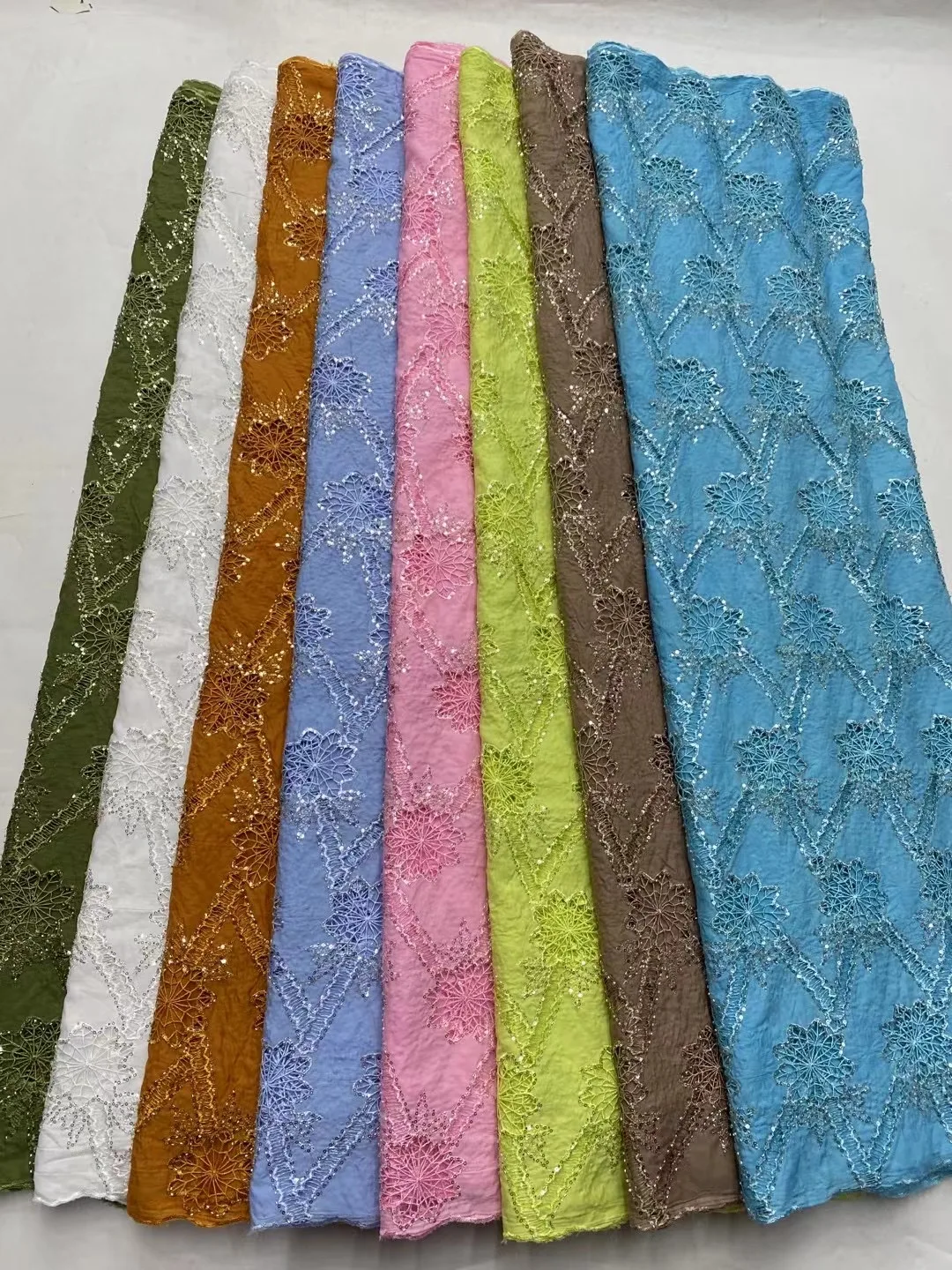 Зелёное кружевное полотно с блестками и жемчугом Magicfabric |