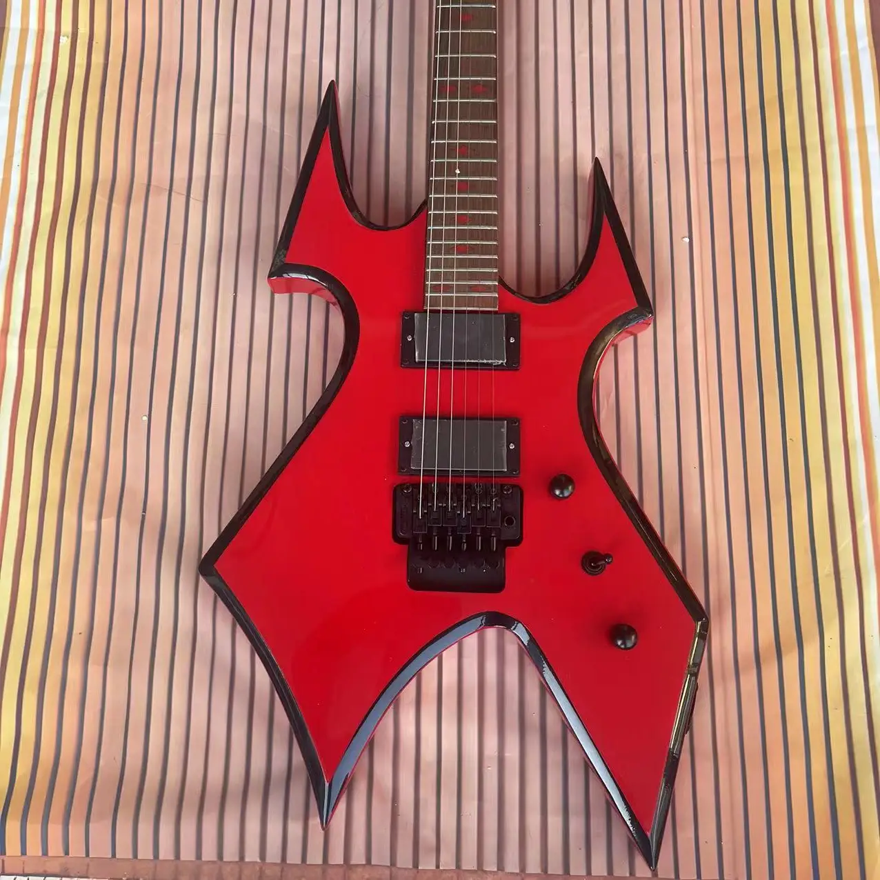 B. Электрическая гитара C с разделенным корпусом электрическая красный корпус