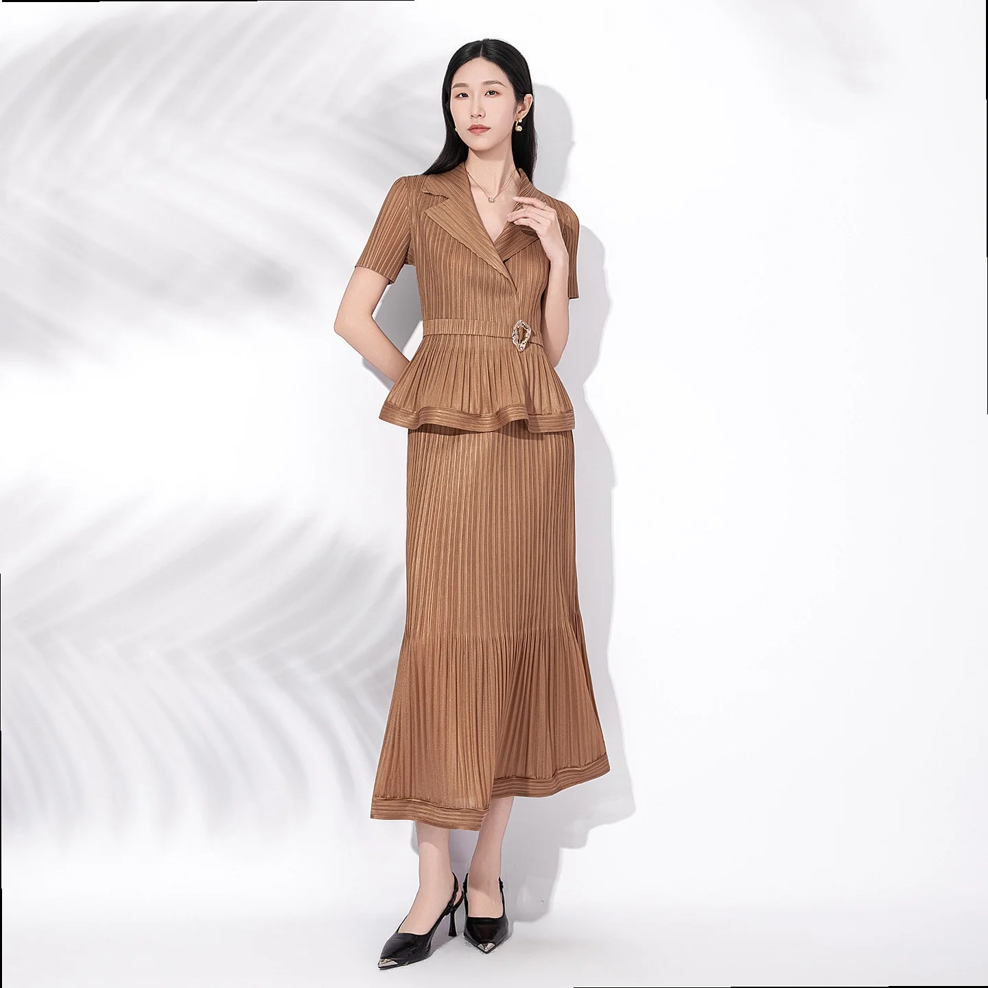 Фото Костюм-двойка Fold Miyake: плиссированная юбка и элегантный топ с коротким рукавом, коричневый, повседневный, модный, приталенный, летний №2
