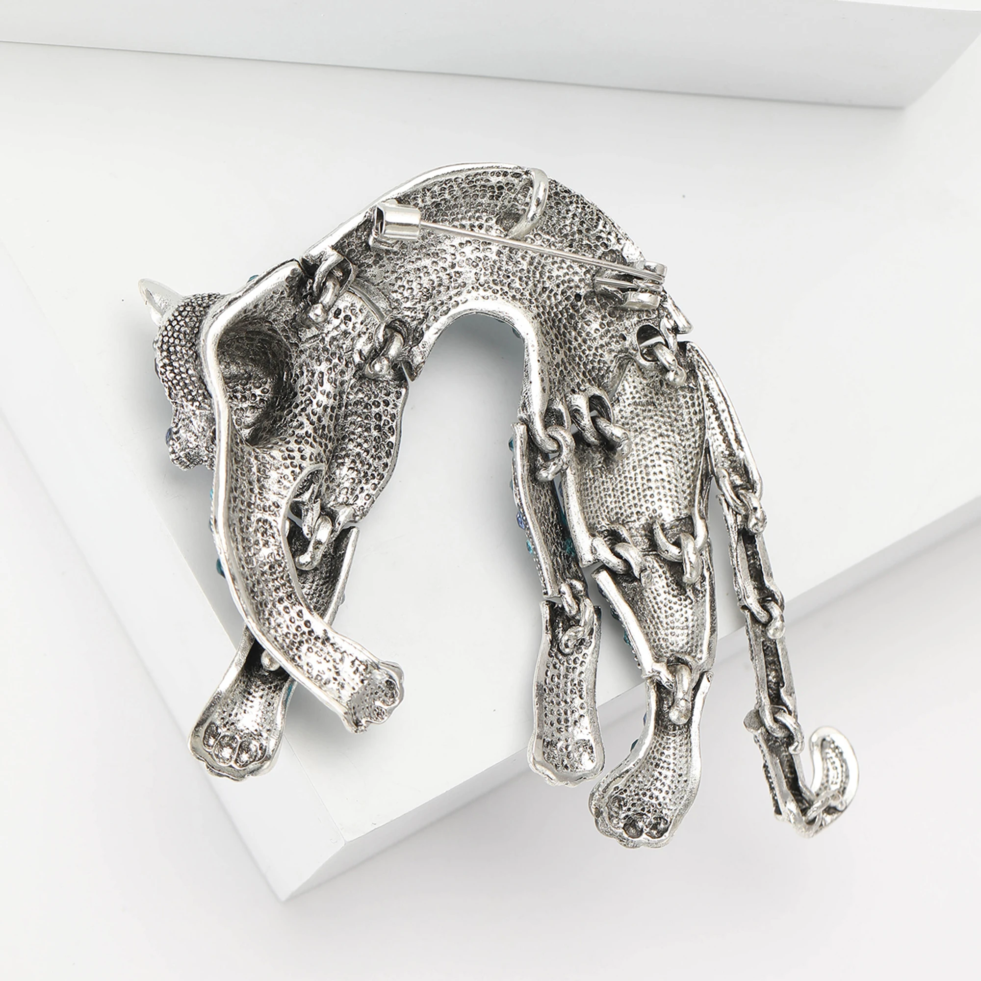 Броши со стразами в виде движущейся пантеры для женщин эмалированные булавки