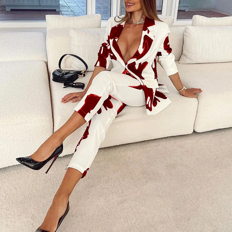 

Женский костюм-двойка из блейзера и брюк