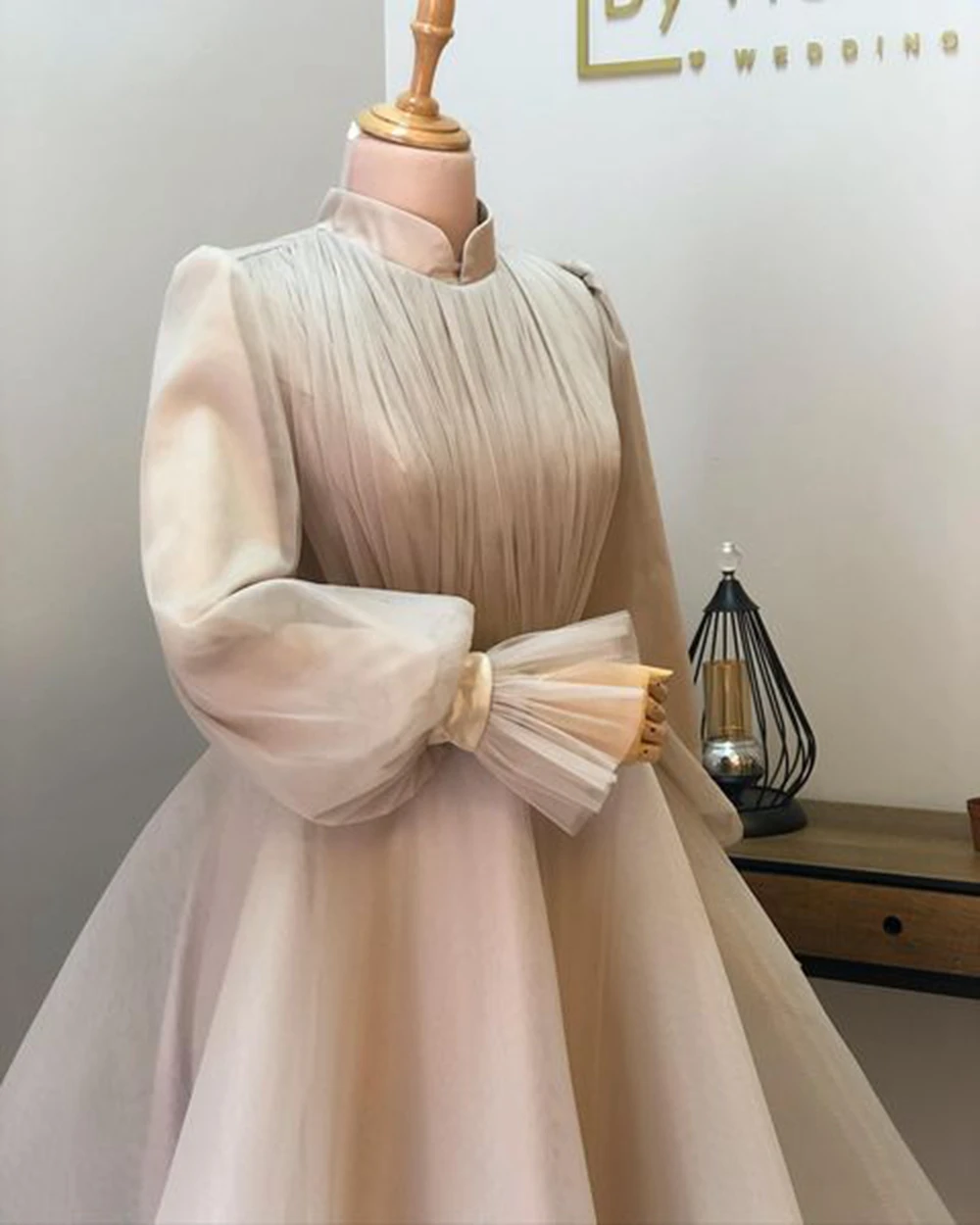 Реальный образец длинный рукав высокий воротник трапециевидные плиссированные