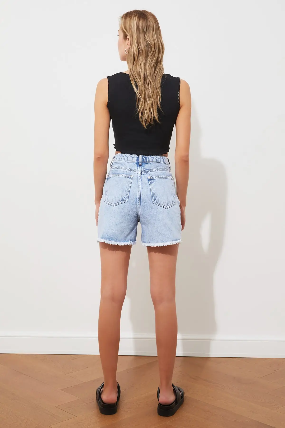 Рваные джинсовые шорты TWOSS21SR0465